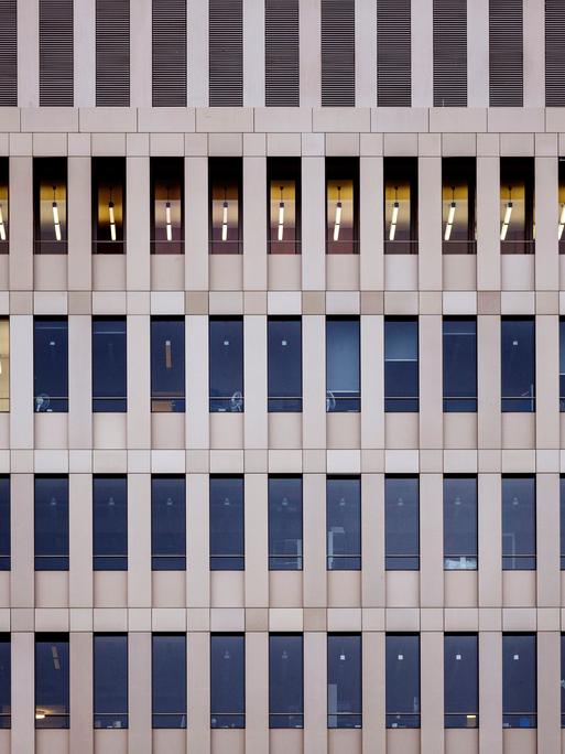 Blick von außen auf das Gebäude des Bundesnachrichtendienstes in Berlin. Mehrere Fensterreihen, in wenigen Fenstern brennt Licht. Es ist tags.