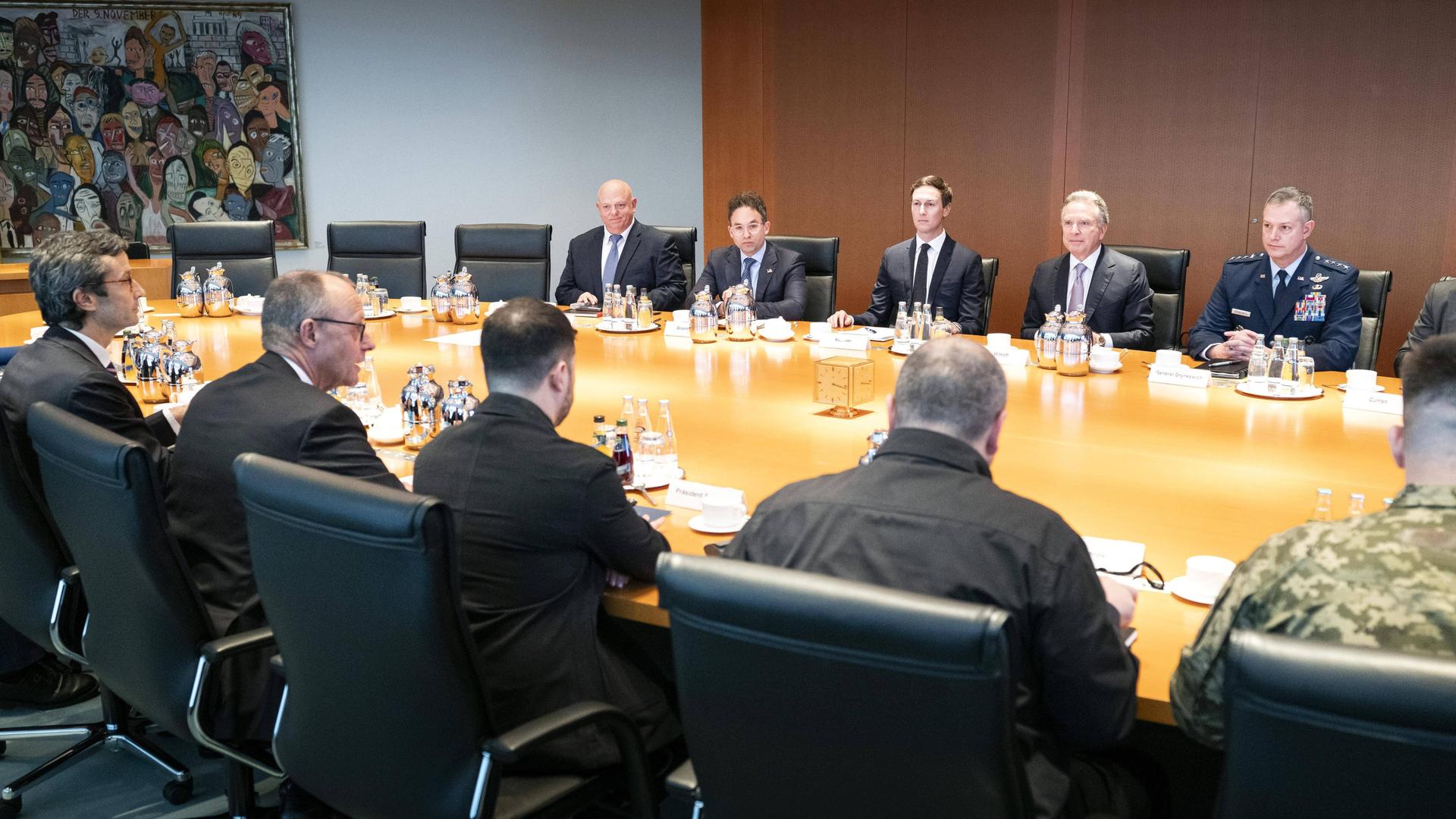 Bundeskanzleramt: Ukraine-Gespräche in Berlin: Bundeskanzler Friedrich Merz (CDU), der ukrainische Präsident Wolodymyr Selenskyj und die ukrainische Delegation um Chefunterhändler Rustem Umjerow sowie die US-Delegation um Steve Witkoff und Jared Kushner… Bundeskanzleramt: Ukraine-Gespräche in Berlin: Bundeskanzler Friedrich Merz (CDU), der ukrainische Präsident Wolodymyr Selenskyj und die ukrainische Delegation um Chefunterhändler Rustem Umjerow sowie die US-Delegation um Steve Witkoff und Jared Kushner…