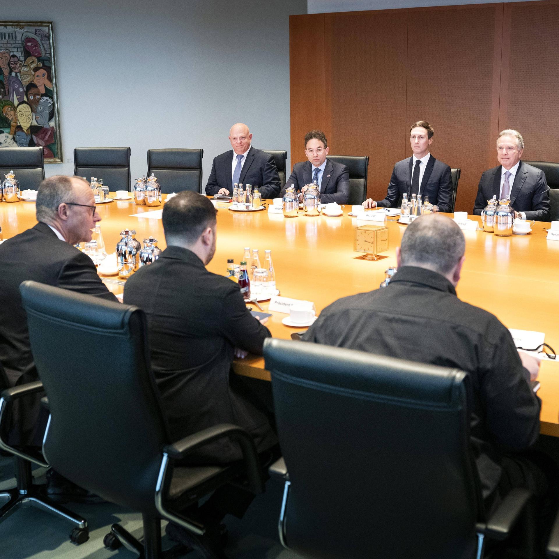 Bundeskanzleramt: Ukraine-Gespräche in Berlin: Bundeskanzler Friedrich Merz (CDU), der ukrainische Präsident Wolodymyr Selenskyj und die ukrainische Delegation um Chefunterhändler Rustem Umjerow sowie die US-Delegation um Steve Witkoff und Jared Kushner…