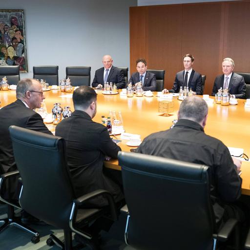Bundeskanzleramt: Ukraine-Gespräche in Berlin: Bundeskanzler Friedrich Merz (CDU), der ukrainische Präsident Wolodymyr Selenskyj und die ukrainische Delegation um Chefunterhändler Rustem Umjerow sowie die US-Delegation um Steve Witkoff und Jared Kushner…