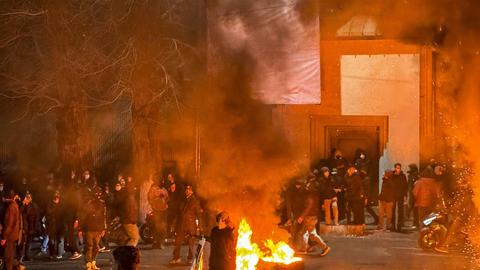 Barrikaden brennen am 9. Januar in Teheran