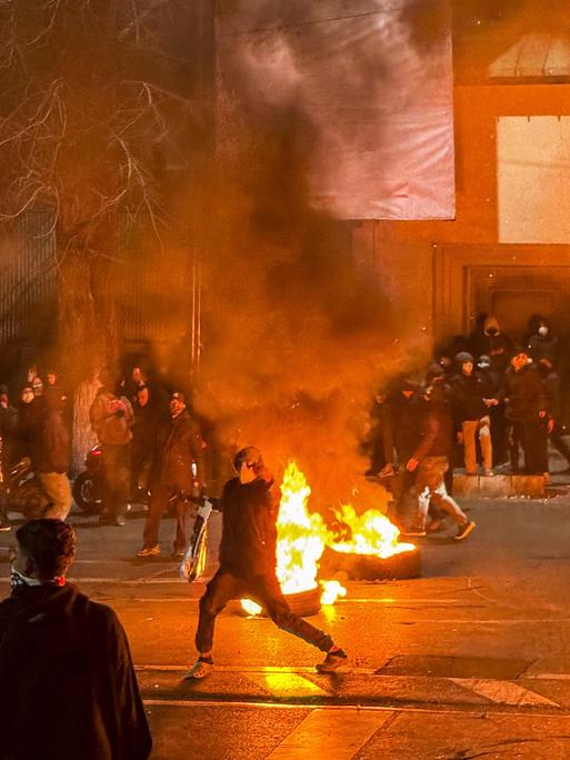 Barrikaden brennen am 9. Januar in Teheran