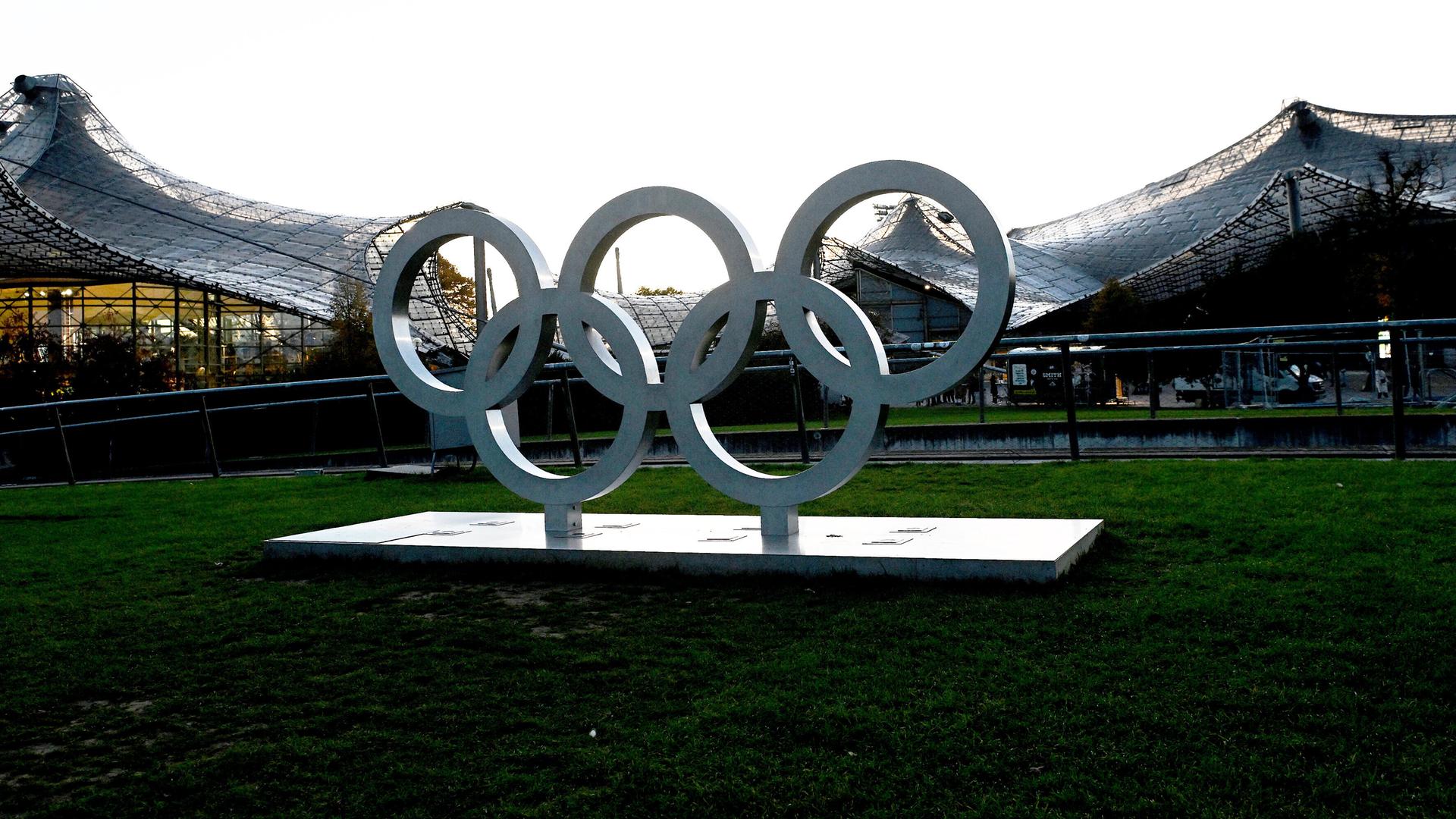 Skulptur mit den olympischen Ringen am 21.10.2025 in München Skulptur mit den olympischen Ringen am 21.10.2025 in München
