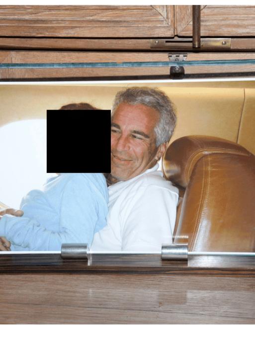 Jeffrey Epstein mit einer unkenntlichen Person auf dem Schoß Jeffrey Epstein mit einer unkenntlichen Person auf dem Schoß