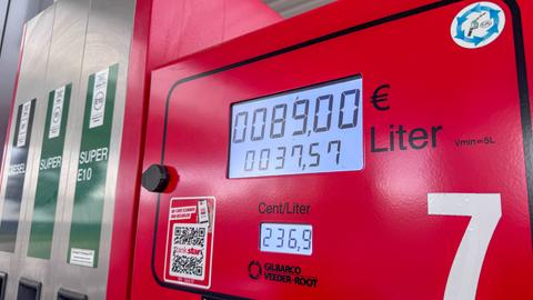 Anzeige einer Zapfsäule an einer Star-Tankstelle während eines Tankvorgangs. Das Display zeigt 89,00 Euro für 37,57 Liter Kraftstoff