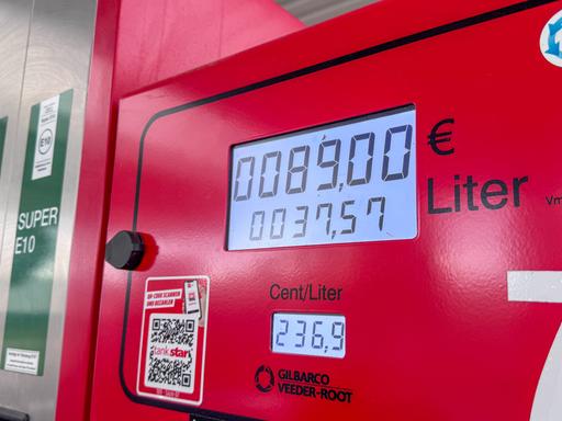 Anzeige einer Zapfsäule an einer Star-Tankstelle während eines Tankvorgangs. Das Display zeigt 89,00 Euro für 37,57 Liter Kraftstoff
