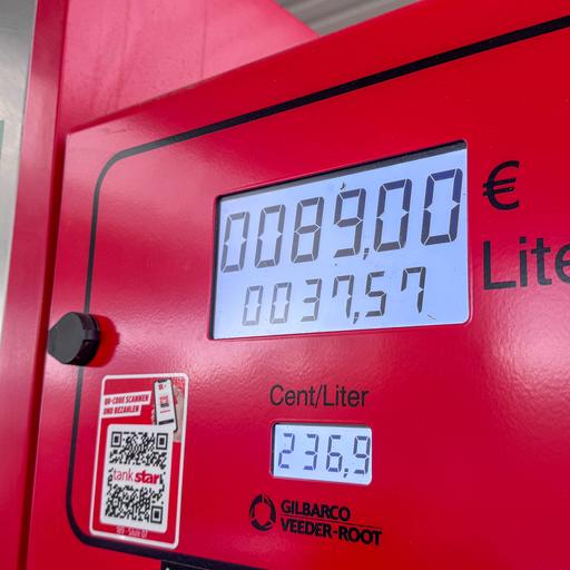 Anzeige einer Zapfsäule an einer Star-Tankstelle während eines Tankvorgangs. Das Display zeigt 89,00 Euro für 37,57 Liter Kraftstoff