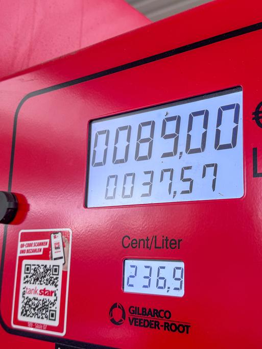 Anzeige einer Zapfsäule an einer Star-Tankstelle während eines Tankvorgangs. Das Display zeigt 89,00 Euro für 37,57 Liter Kraftstoff