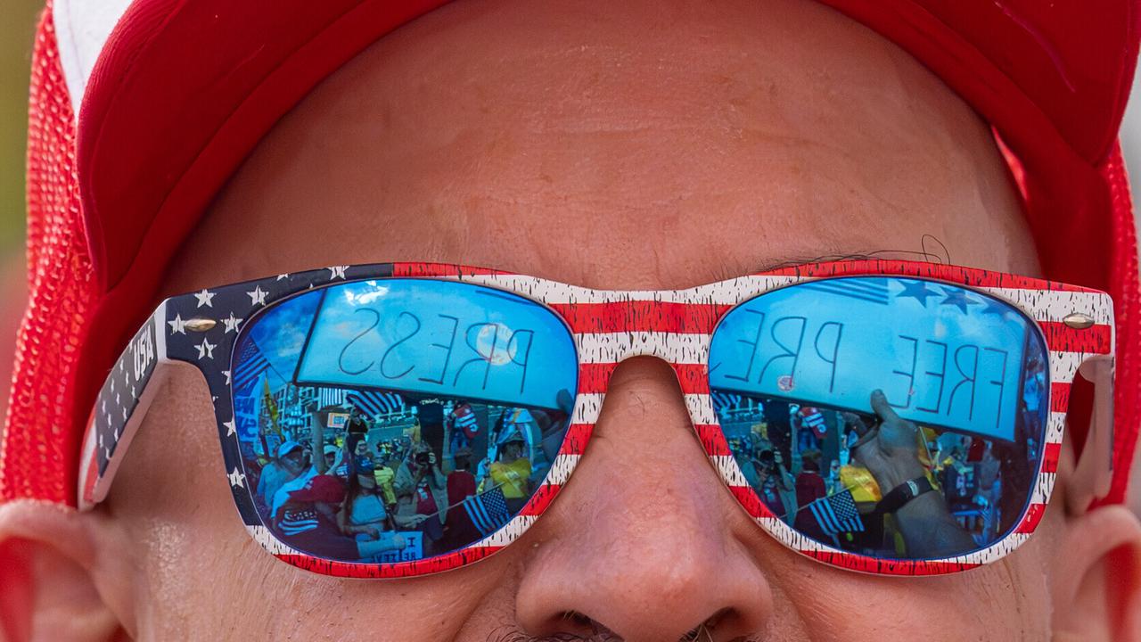 Am Samstag, dem 18. Oktober 2025, nehmen Menschen in Washington an einer „No Kings“-Demonstration in der Nähe der National Mall teil. Die „No Kings Day“-Proteste fanden landesweit und international statt, um gegen die Politik von Präsident Donald Trump… Am Samstag, dem 18. Oktober 2025, nehmen Menschen in Washington an einer „No Kings“-Demonstration in der Nähe der National Mall teil. Die „No Kings Day“-Proteste fanden landesweit und international statt, um gegen die Politik von Präsident Donald Trump…