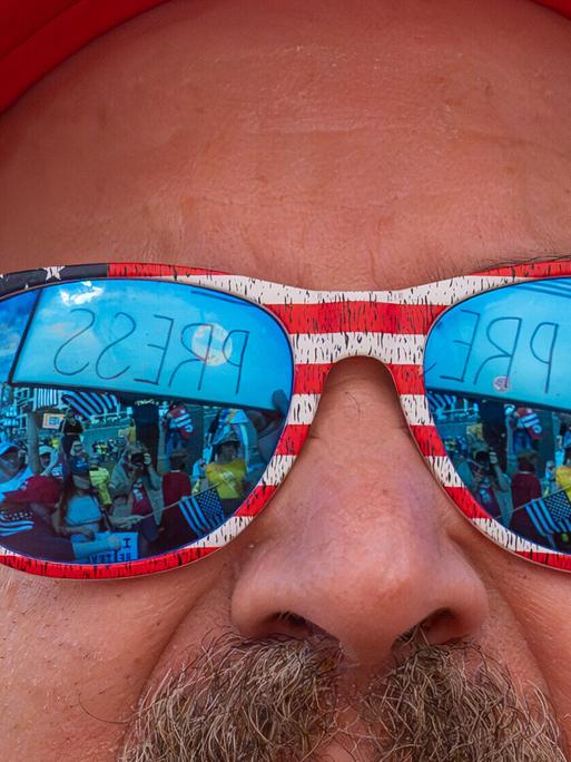 Am Samstag, dem 18. Oktober 2025, nehmen Menschen in Washington an einer „No Kings“-Demonstration in der Nähe der National Mall teil. Die „No Kings Day“-Proteste fanden landesweit und international statt, um gegen die Politik von Präsident Donald Trump… Am Samstag, dem 18. Oktober 2025, nehmen Menschen in Washington an einer „No Kings“-Demonstration in der Nähe der National Mall teil. Die „No Kings Day“-Proteste fanden landesweit und international statt, um gegen die Politik von Präsident Donald Trump…