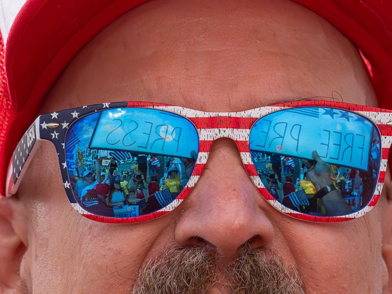 Am Samstag, dem 18. Oktober 2025, nehmen Menschen in Washington an einer „No Kings“-Demonstration in der Nähe der National Mall teil. Die „No Kings Day“-Proteste fanden landesweit und international statt, um gegen die Politik von Präsident Donald Trump… Am Samstag, dem 18. Oktober 2025, nehmen Menschen in Washington an einer „No Kings“-Demonstration in der Nähe der National Mall teil. Die „No Kings Day“-Proteste fanden landesweit und international statt, um gegen die Politik von Präsident Donald Trump…
