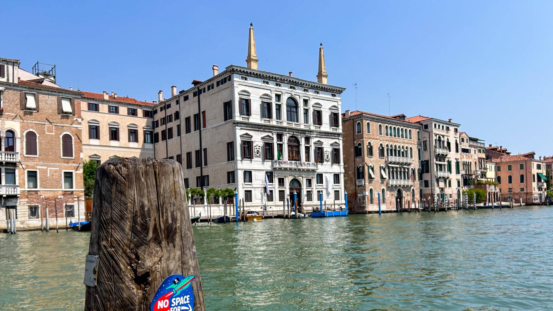 In Venedig klebt auf einem Holzpfosten ein Sticker mit dem Schriftzug "No Space for Bezos". In der Woche ab dem 24. Juni 2025 soll der Amazon-Milliardär dort Lauren Sánchez heiraten.