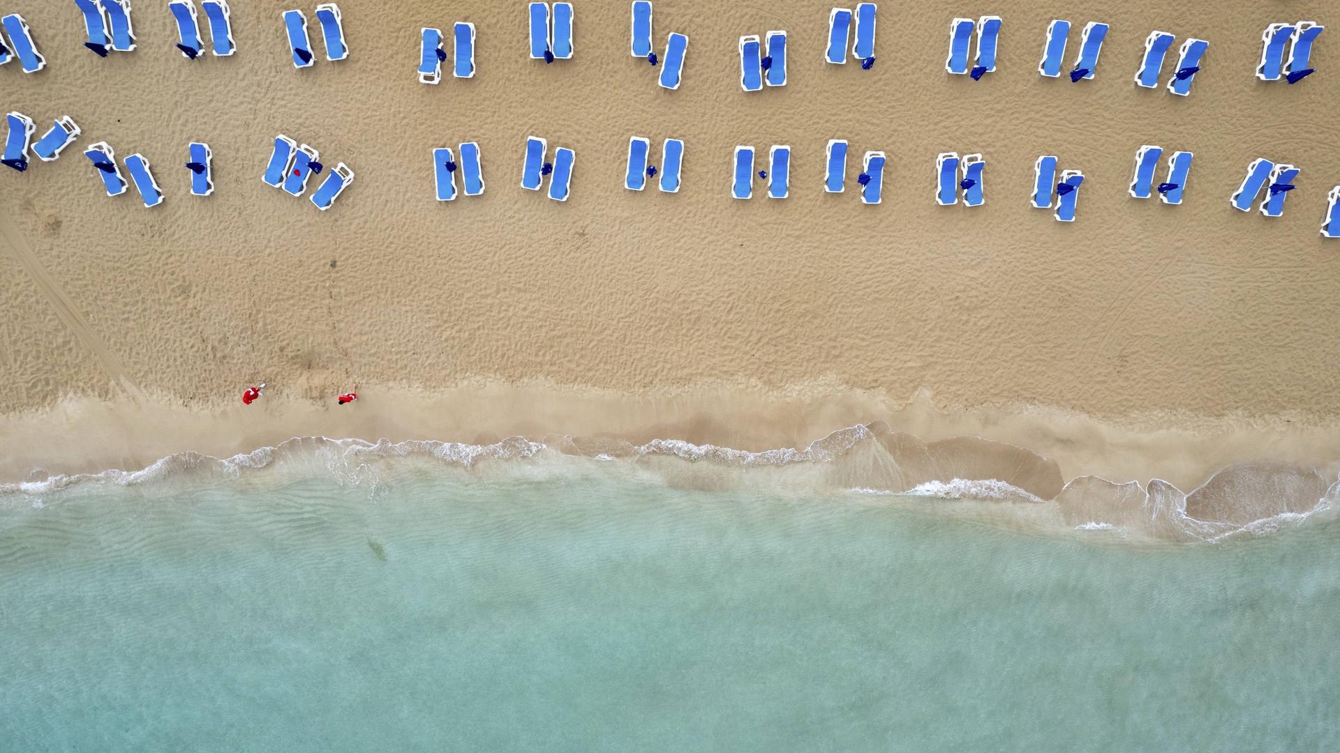 Luftaufnahme von Liegestühlen an einem Strand Luftaufnahme von Liegestühlen an einem Strand