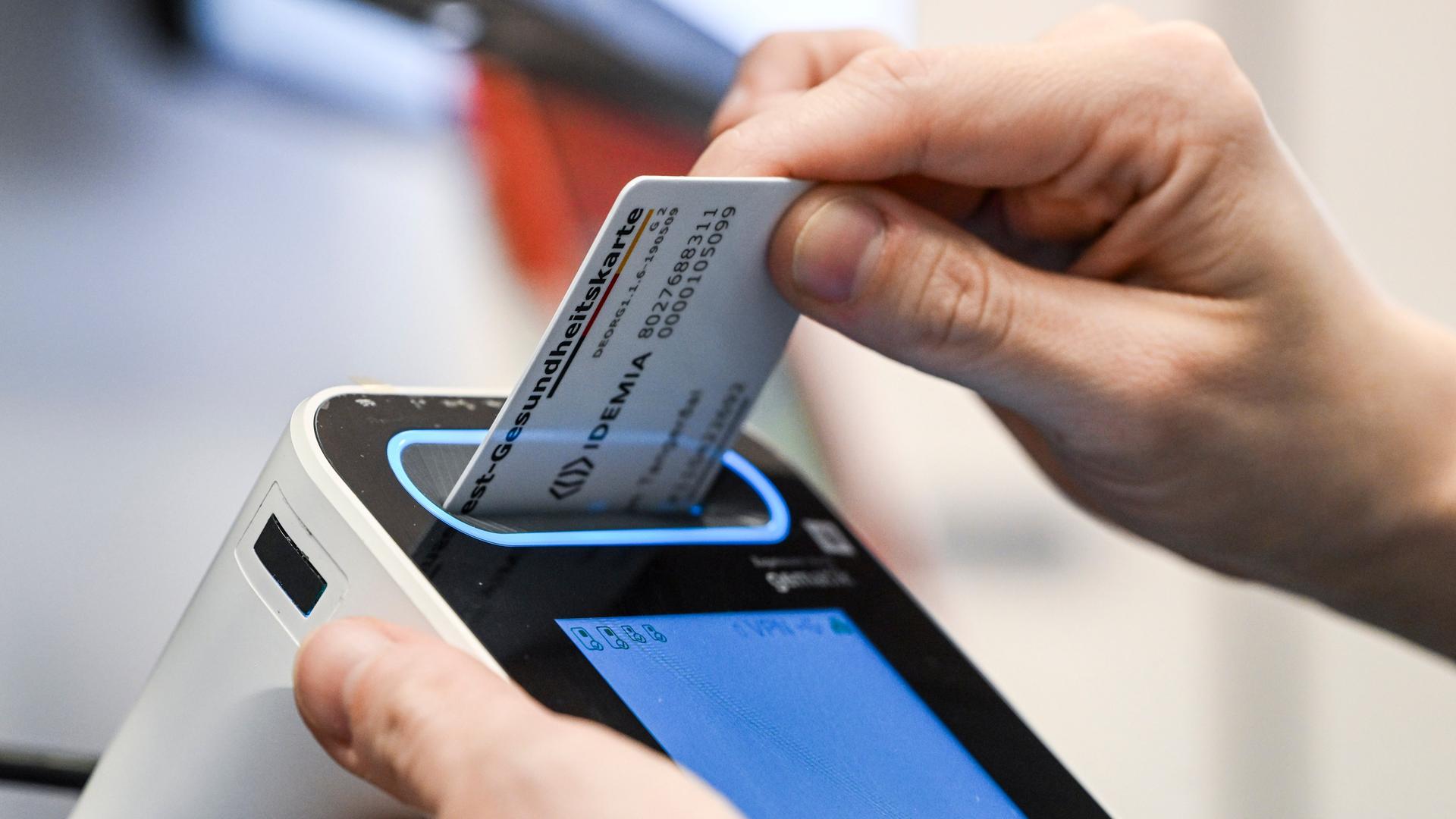 Gesundheitskarte wird in Lesegerät eingesteckt