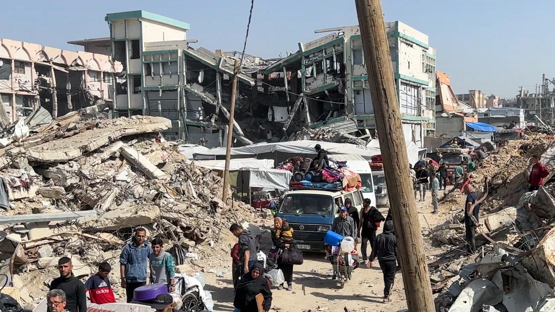 Evakuierung der Menschen nach einem israelischen Luftangriff auf das Viertel Shuja'iyya in der Altstadt von Gaza (03.04.2025)