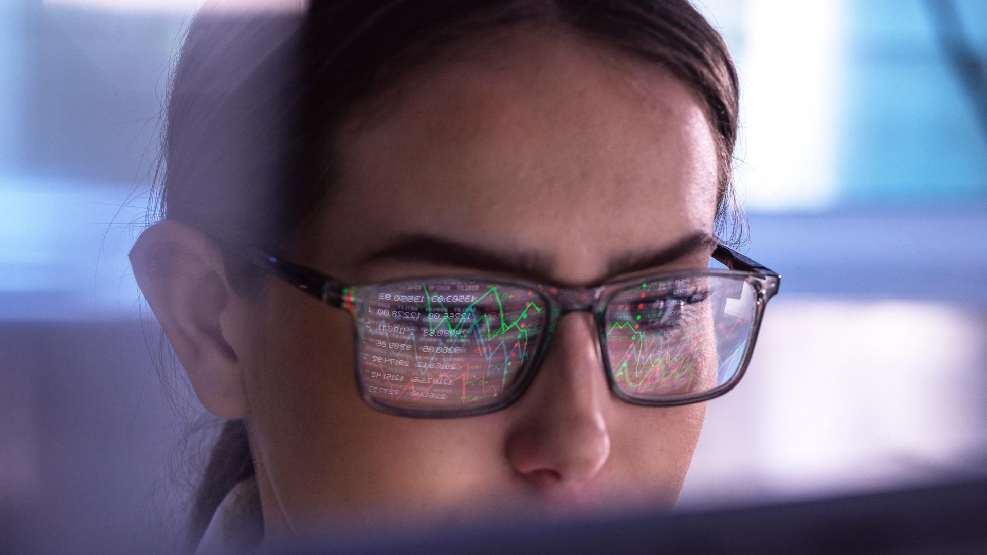 Eine Frau schaut auf einen Monitor