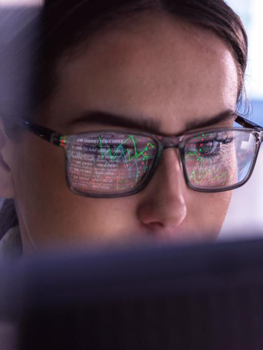Eine Frau schaut auf einen Monitor Eine Frau schaut auf einen Monitor