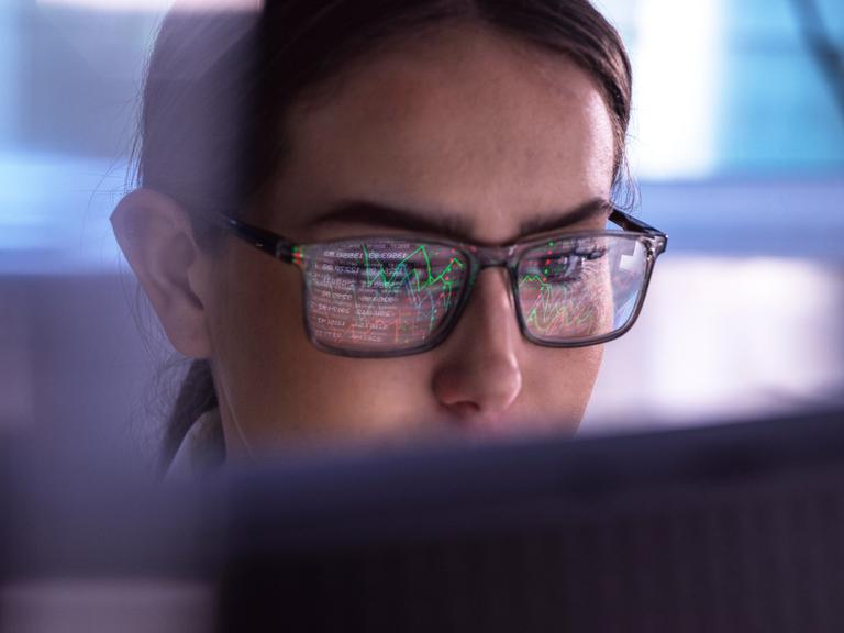 Eine Frau schaut auf einen Monitor Eine Frau schaut auf einen Monitor