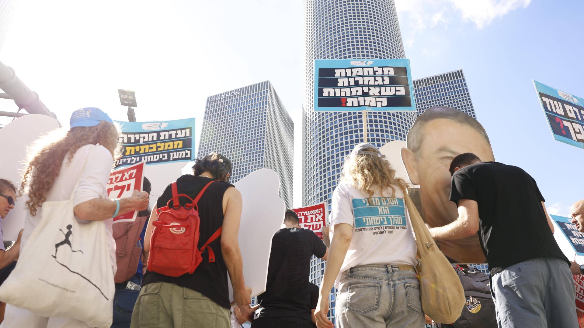 Teilnehmer einer Demonstration gedenken dem 7. Oktober 2023 tausend Tage, nachdem der Anschlag durch die Hammas verübt wurde. Die Menschen stehen vor einer Skyline in Tel Aviv und halten Schilder in die Luft (Tel Aviv, Israel, 2.07.2026) Teilnehmer einer Demonstration gedenken dem 7. Oktober 2023 tausend Tage, nachdem der Anschlag durch die Hammas verübt wurde. Die Menschen stehen vor einer Skyline in Tel Aviv und halten Schilder in die Luft (Tel Aviv, Israel, 2.07.2026)