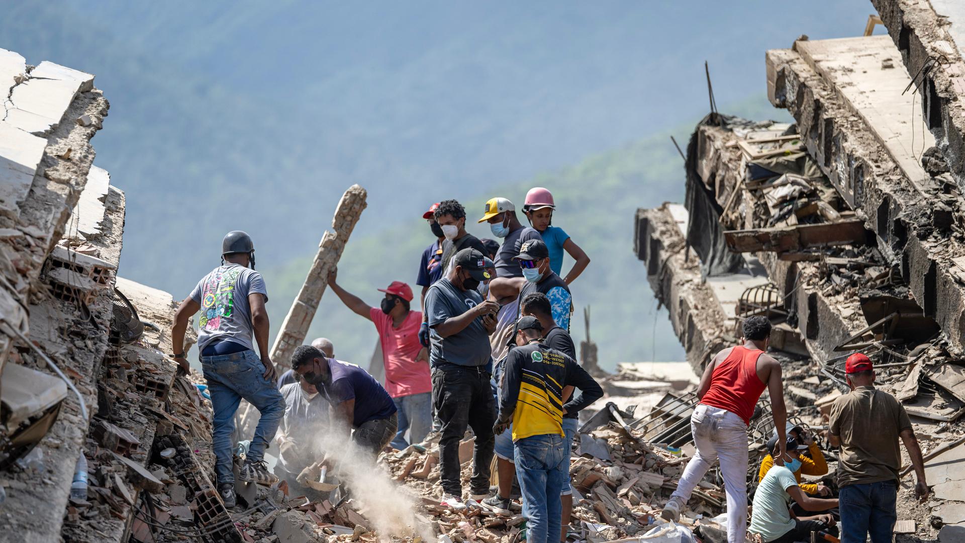 Freiwillige und Bewohner suchen nach dem Erdbeben in den Trümmern eingestürzter Gebäude nach Überlebenden (Caraballeda, Bundesstaat La Guaira, Venezuela, 28.06.2026) Freiwillige und Bewohner suchen nach dem Erdbeben in den Trümmern eingestürzter Gebäude nach Überlebenden (Caraballeda, Bundesstaat La Guaira, Venezuela, 28.06.2026)