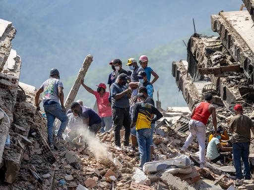 Freiwillige und Bewohner suchen nach dem Erdbeben in den Trümmern eingestürzter Gebäude nach Überlebenden (Caraballeda, Bundesstaat La Guaira, Venezuela, 28.06.2026)