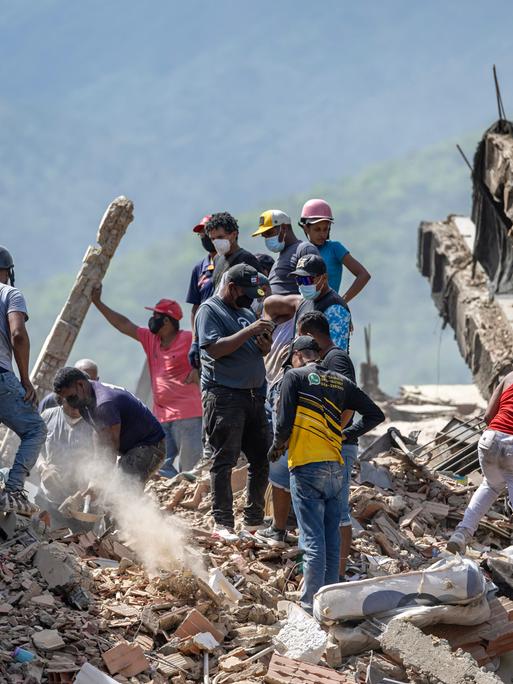 Freiwillige und Bewohner suchen nach dem Erdbeben in den Trümmern eingestürzter Gebäude nach Überlebenden (Caraballeda, Bundesstaat La Guaira, Venezuela, 28.06.2026)