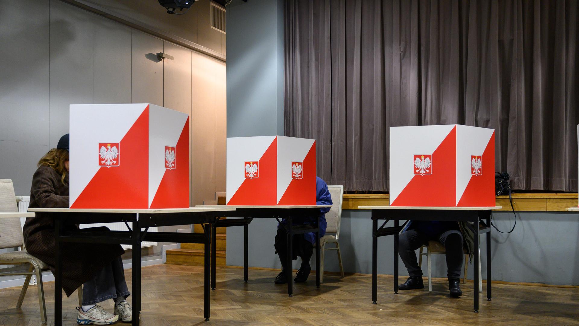 Wahllokal in Warschau: Wahl des polnischen Präsidenten Wahllokal in Warschau: Wahl des polnischen Präsidenten