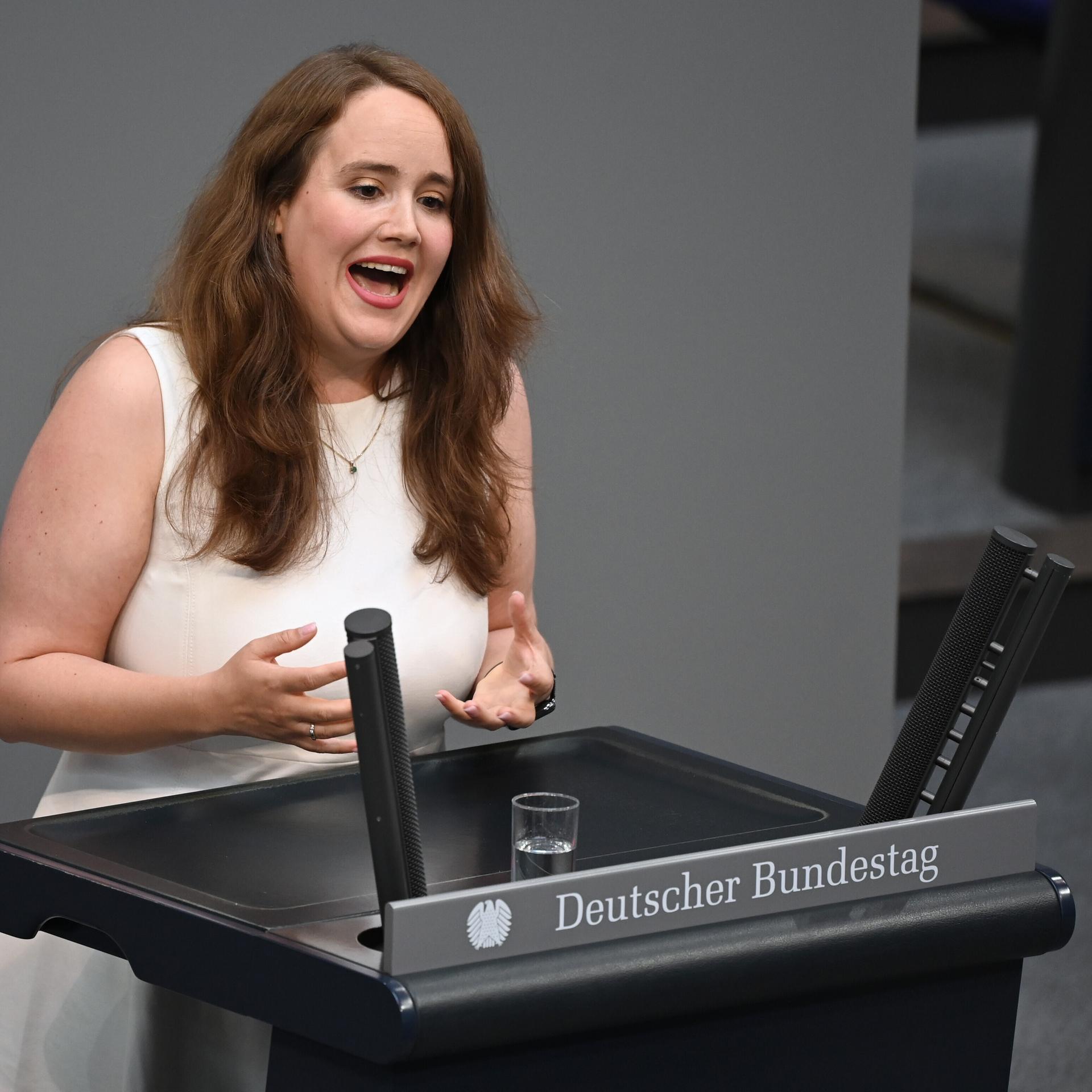 Steigende Verbraucherpreise - Ex-Grünen-Chefin Lang fordert null Prozent Steuer auf Grundnahrungsmittel und Wiedereinführung des Neun-Euro-Tickets