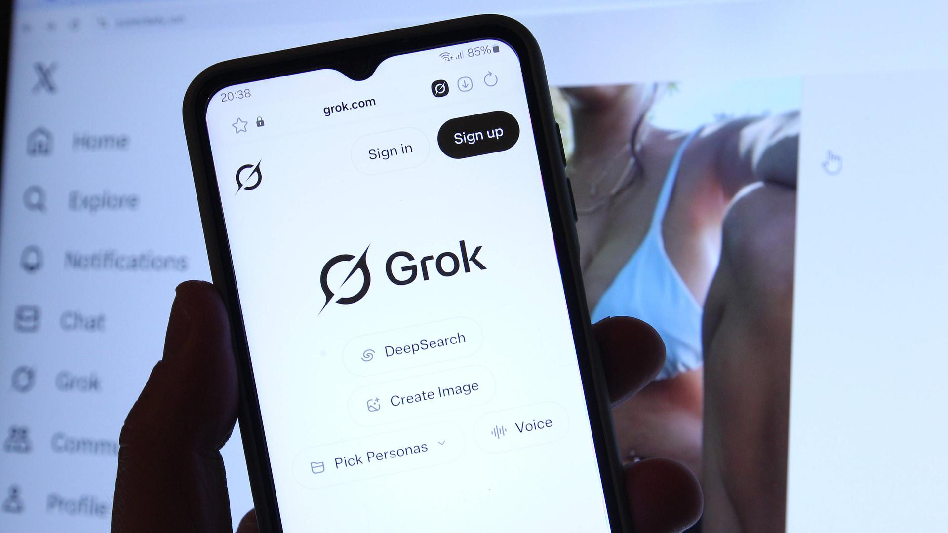 Im Vordergrund die App Grok - im Hintergrund das Bild einer Frau im Bikini Im Vordergrund die App Grok - im Hintergrund das Bild einer Frau im Bikini