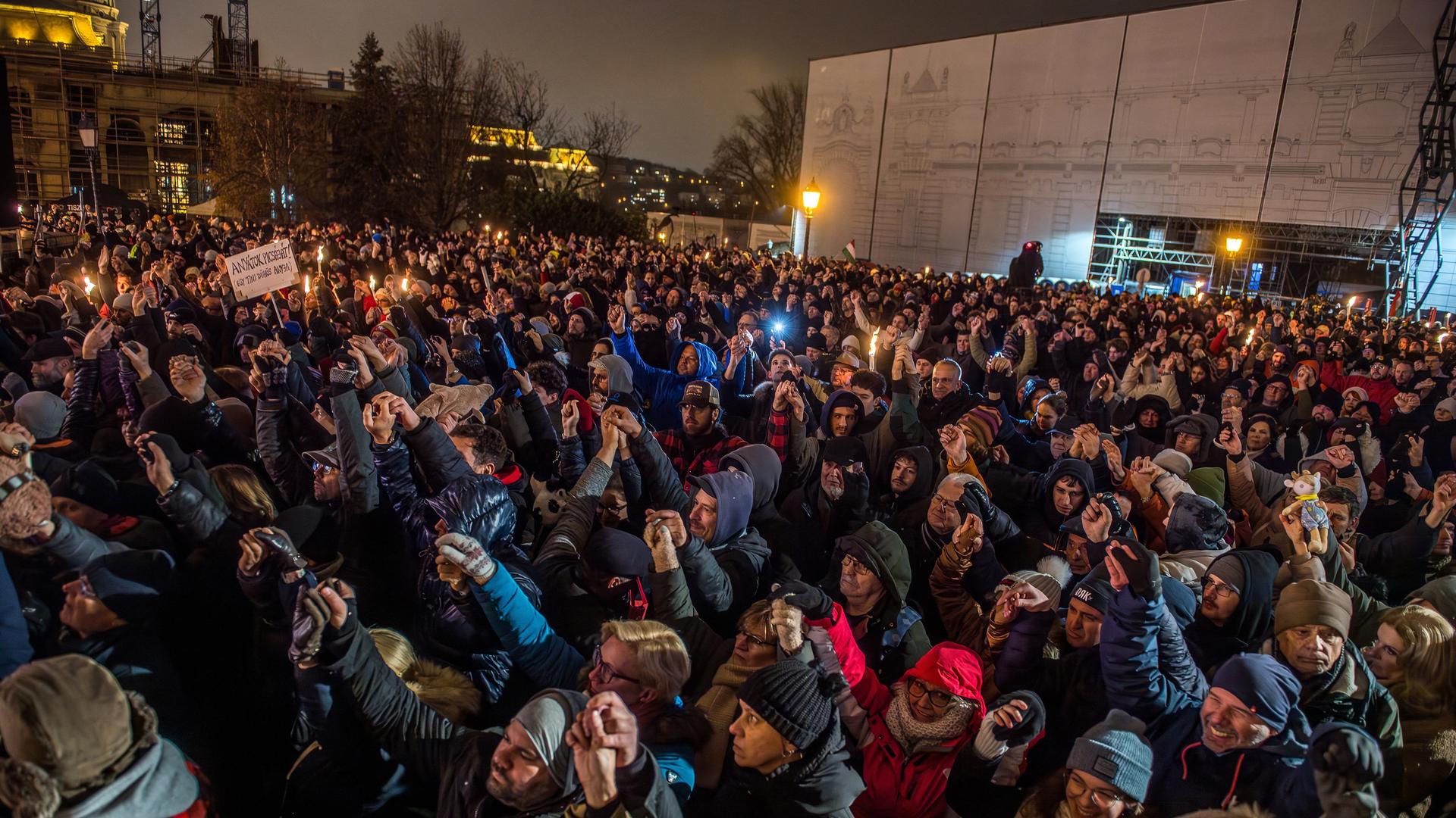 In Budapest haben Zehntausende protestiert. Sie fordern den Rücktritt von Ministerpräsident Viktor Orban vor seinem Amtssitz. Die Menschen halten sich an den Händen.