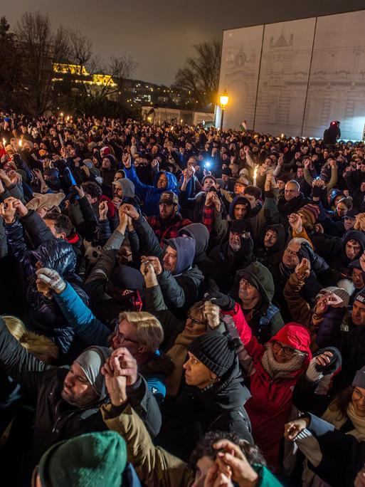 In Budapest haben Zehntausende protestiert. Sie fordern den Rücktritt von Ministerpräsident Viktor Orban vor seinem Amtssitz. Die Menschen halten sich an den Händen.