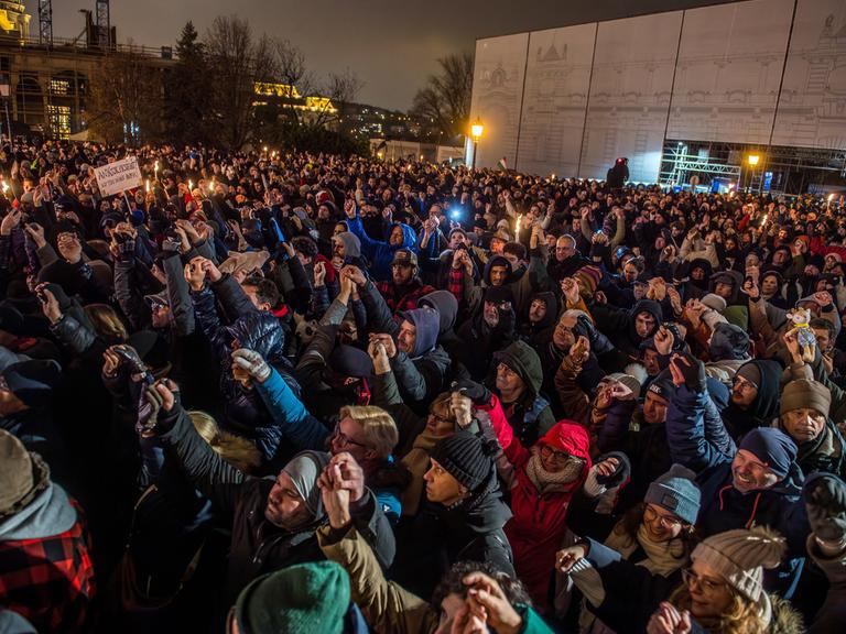 In Budapest haben Zehntausende protestiert. Sie fordern den Rücktritt von Ministerpräsident Viktor Orban vor seinem Amtssitz. Die Menschen halten sich an den Händen.