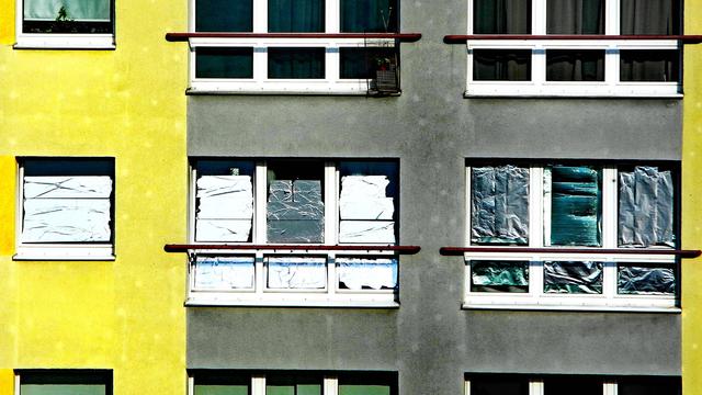 Folienschutz gegen Sonneneinstrahlung bei einem Beton-Plattenbau in Berlin.