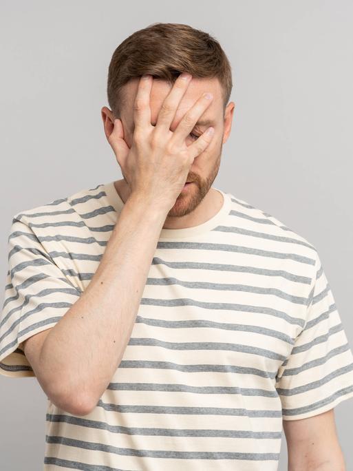 Enttäuschter gestresster Mann mittleren Alters, der mit der Hand eine Handbewegung macht und sich selbst für einen Fehler verantwortlich macht