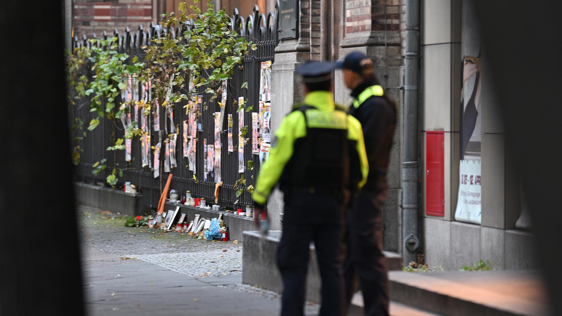 Zwei Polizisten stehen vor dem Eingang der Neuen Synagoge an der Oranienburger Straße am zweiten Jahrestag des Hamas-Angriffs auf Israel. Am 7. Oktober 2023 griffen Kämpfer der radikalislamischen Hamas Israel an, töteten zahlreiche Menschen und… Zwei Polizisten stehen vor dem Eingang der Neuen Synagoge an der Oranienburger Straße am zweiten Jahrestag des Hamas-Angriffs auf Israel. Am 7. Oktober 2023 griffen Kämpfer der radikalislamischen Hamas Israel an, töteten zahlreiche Menschen und…