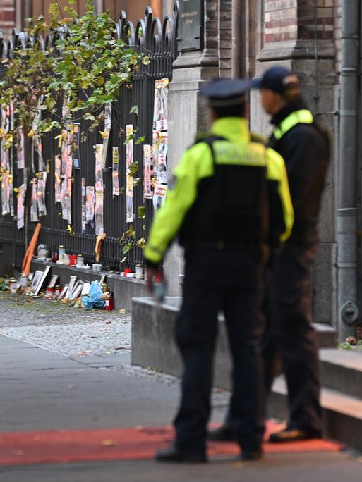 Zwei Polizisten stehen vor dem Eingang der Neuen Synagoge an der Oranienburger Straße am zweiten Jahrestag des Hamas-Angriffs auf Israel. Am 7. Oktober 2023 griffen Kämpfer der radikalislamischen Hamas Israel an, töteten zahlreiche Menschen und…