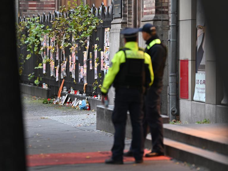 Zwei Polizisten stehen vor dem Eingang der Neuen Synagoge an der Oranienburger Straße am zweiten Jahrestag des Hamas-Angriffs auf Israel. Am 7. Oktober 2023 griffen Kämpfer der radikalislamischen Hamas Israel an, töteten zahlreiche Menschen und…