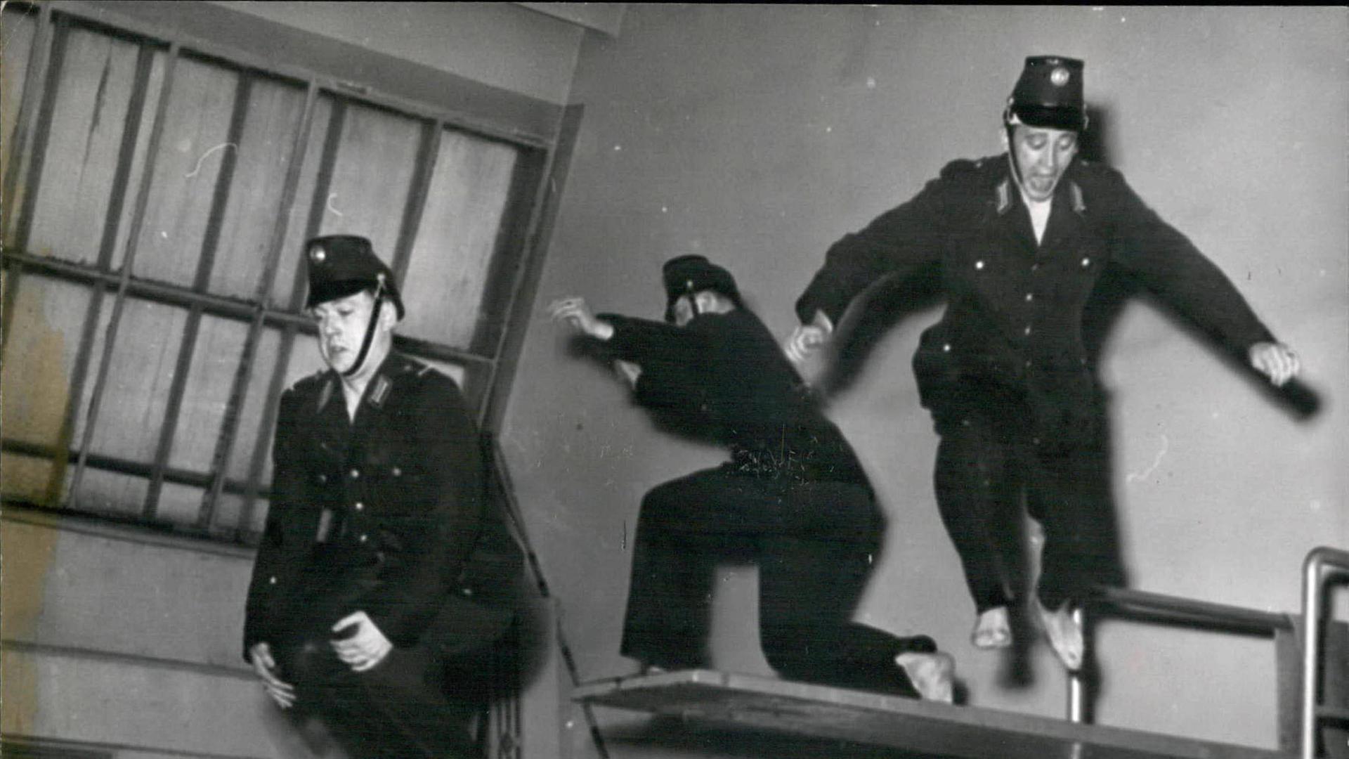 24. Januar 1953 - Hier springt die Berliner Schutzpolizei ins Becken. Gemeinsam mit der Deutschen Lebens-Rettungs-Gesellschaft schult sie die Grundlagen des Rettungsschwimmens 24. Januar 1953 - Hier springt die Berliner Schutzpolizei ins Becken. Gemeinsam mit der Deutschen Lebens-Rettungs-Gesellschaft schult sie die Grundlagen des Rettungsschwimmens