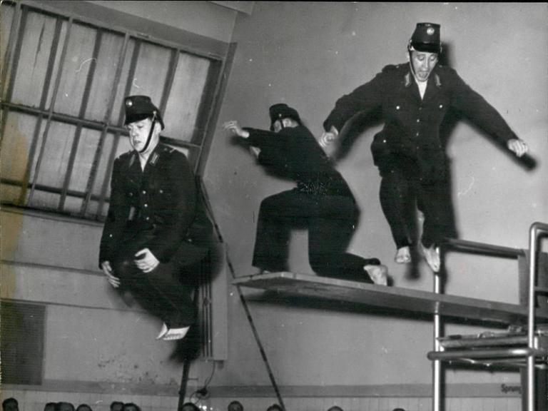 24. Januar 1953 - Hier springt die Berliner Schutzpolizei ins Becken. Gemeinsam mit der Deutschen Lebens-Rettungs-Gesellschaft schult sie die Grundlagen des Rettungsschwimmens