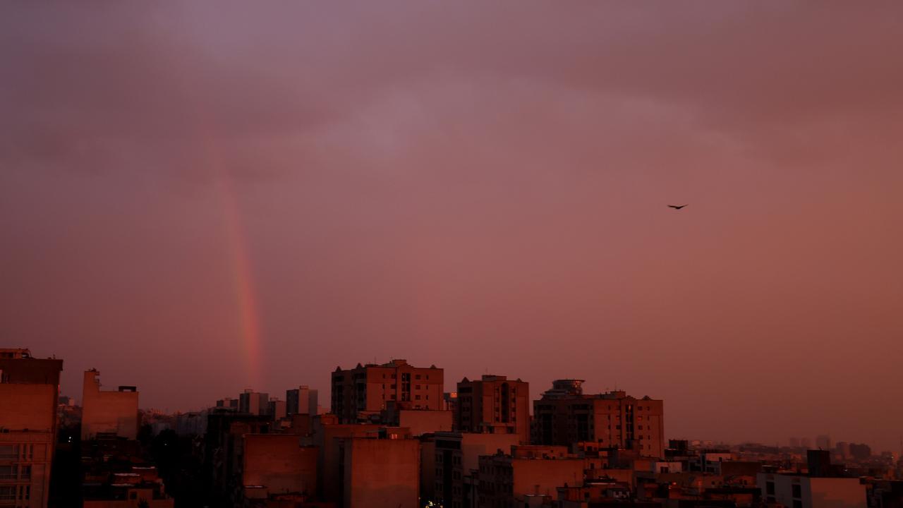 In der iranischen Hauptstadt Teheran geht gerade die Sonne auf. Über den Häusern der Stadt hängt eine dichte, rosafarbene Wolkendecke. Das Bild wurde am 10.12.25 aufgenommen. In der iranischen Hauptstadt Teheran geht gerade die Sonne auf. Über den Häusern der Stadt hängt eine dichte, rosafarbene Wolkendecke. Das Bild wurde am 10.12.25 aufgenommen.