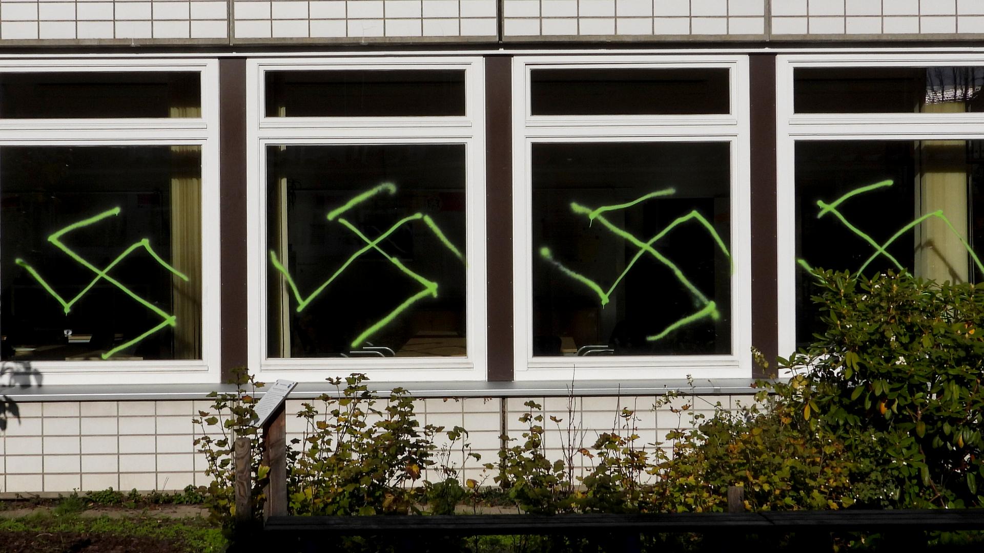 106 Hakenreuze sind an die Gebäude an einem Hamburger Gymnasium gesprüht worden 22.10.2022