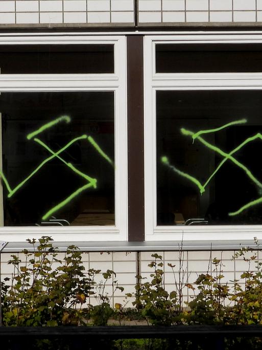 106 Hakenreuze sind an die Gebäude an einem Hamburger Gymnasium gesprüht worden 22.10.2022 106 Hakenreuze sind an die Gebäude an einem Hamburger Gymnasium gesprüht worden 22.10.2022