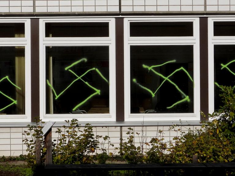 106 Hakenreuze sind an die Gebäude an einem Hamburger Gymnasium gesprüht worden 22.10.2022 106 Hakenreuze sind an die Gebäude an einem Hamburger Gymnasium gesprüht worden 22.10.2022