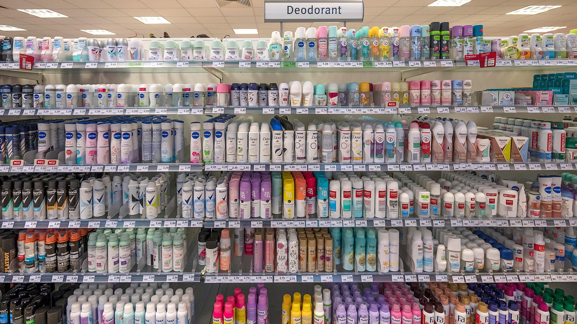 Deos stehen im Regal einer Drogerie (17.02.2024)