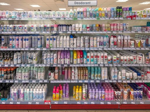 Deos stehen im Regal einer Drogerie (17.02.2024)