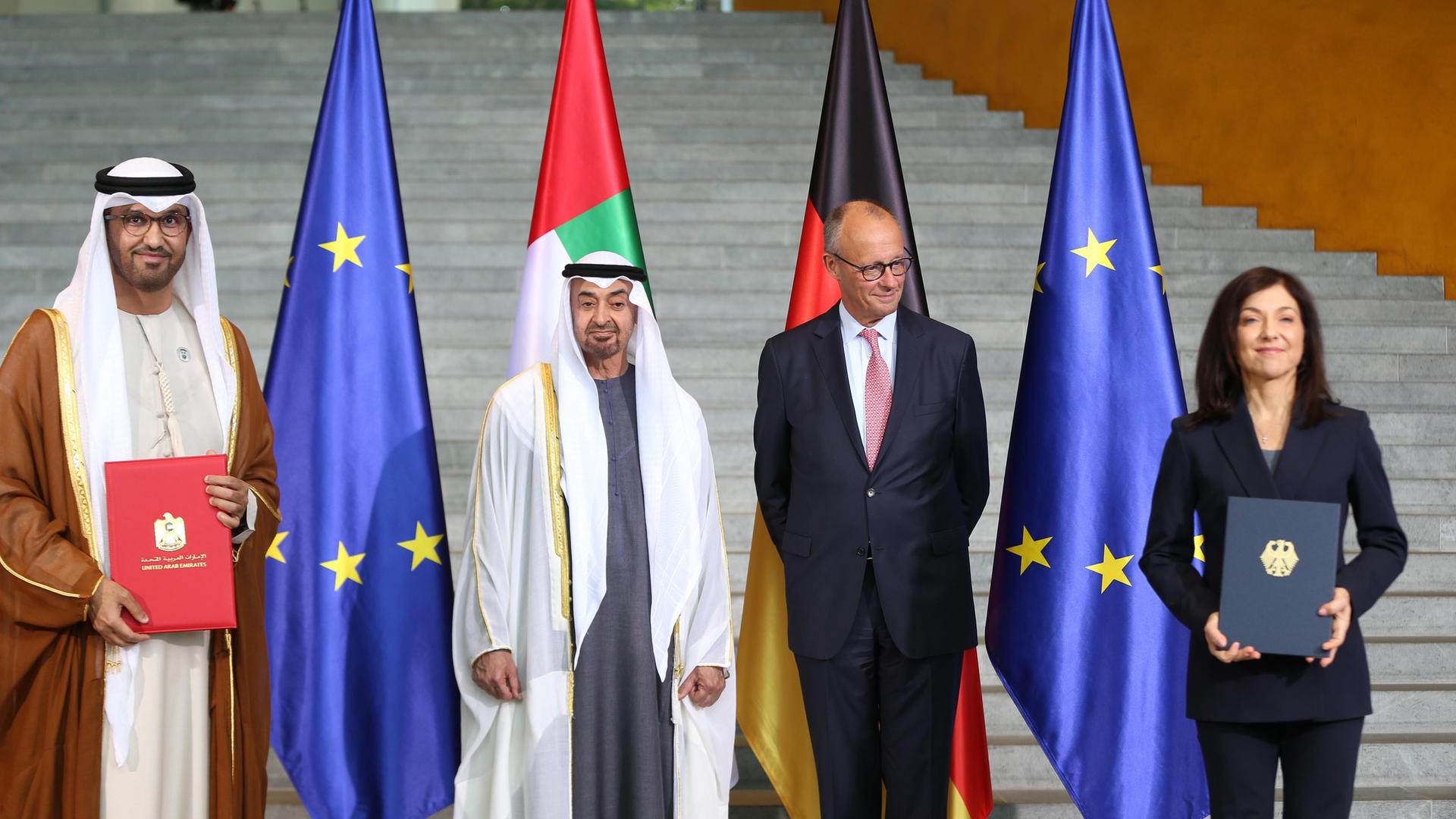Offizielles Foto zum Staatsbesuch im Bundeskanzleramt. Bundeskanzler Friedrich Merz (Mitte rechts, im Anzug) empfängt Scheich Mohammed bin Zayed Al Nahyan, den Präsidenten und Herrscher der Vereinigten Arabischen Emirate (VAE) (Mitte links, in… Offizielles Foto zum Staatsbesuch im Bundeskanzleramt. Bundeskanzler Friedrich Merz (Mitte rechts, im Anzug) empfängt Scheich Mohammed bin Zayed Al Nahyan, den Präsidenten und Herrscher der Vereinigten Arabischen Emirate (VAE) (Mitte links, in…