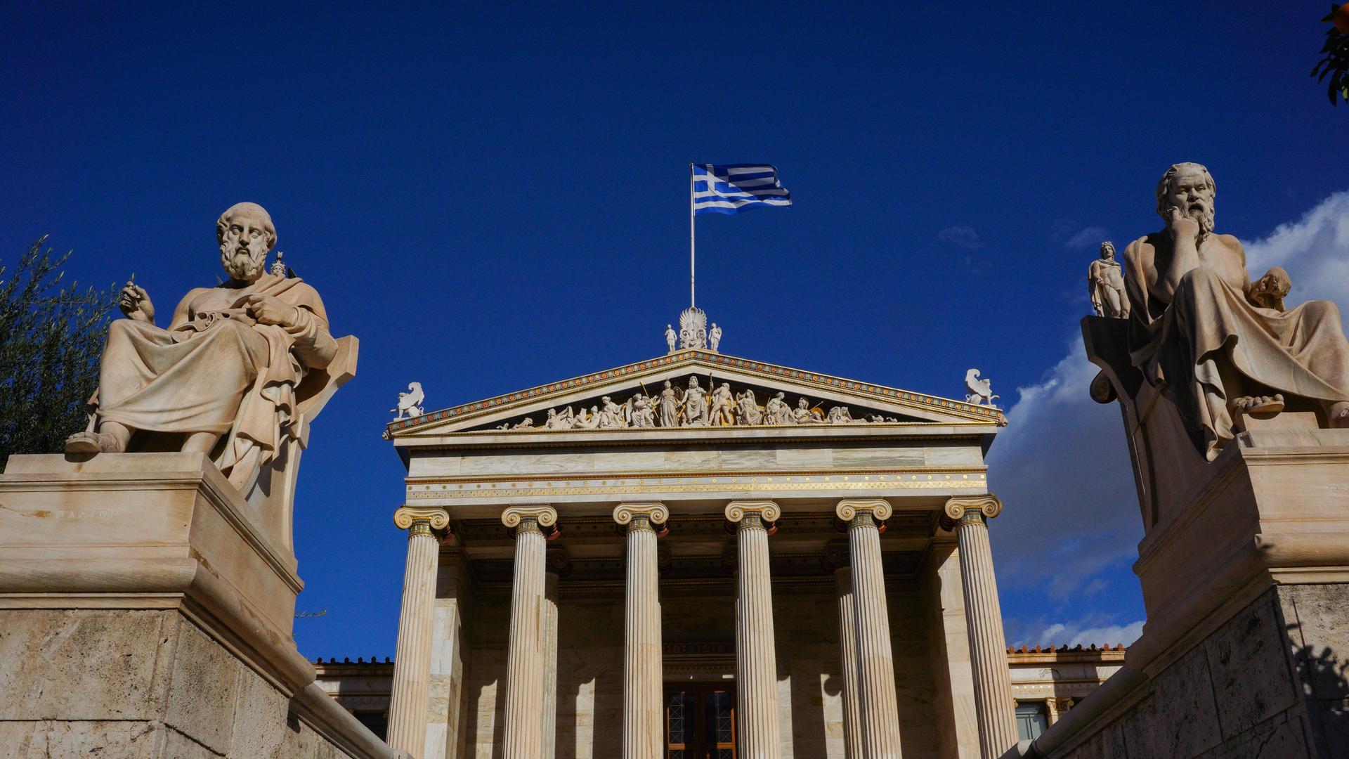 Die Statuen von Sokrates und Platon stehen im Hof der Akademie von Athen in Athen, Griechenland Die Statuen von Sokrates und Platon stehen im Hof der Akademie von Athen in Athen, Griechenland