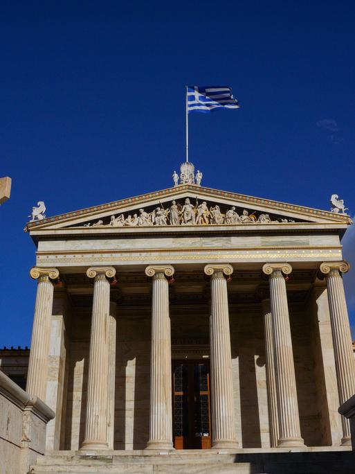 Die Statuen von Sokrates und Platon stehen im Hof der Akademie von Athen in Athen, Griechenland Die Statuen von Sokrates und Platon stehen im Hof der Akademie von Athen in Athen, Griechenland