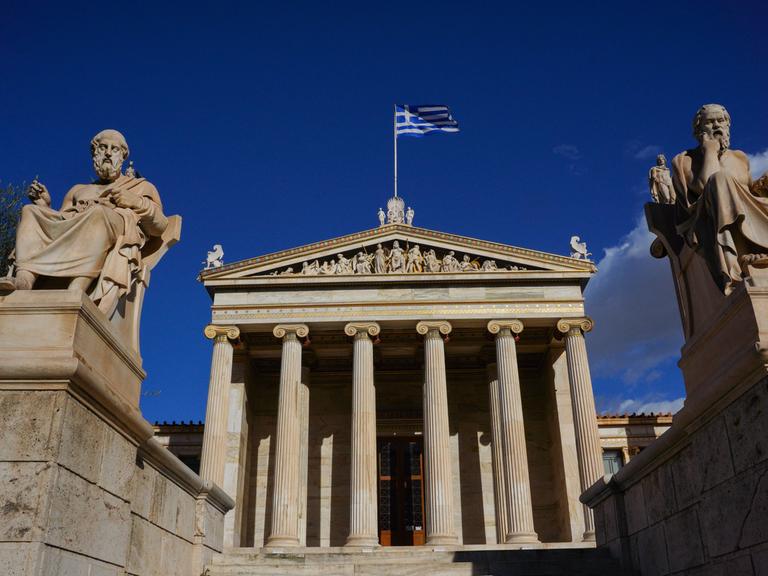 Die Statuen von Sokrates und Platon stehen im Hof der Akademie von Athen in Athen, Griechenland Die Statuen von Sokrates und Platon stehen im Hof der Akademie von Athen in Athen, Griechenland