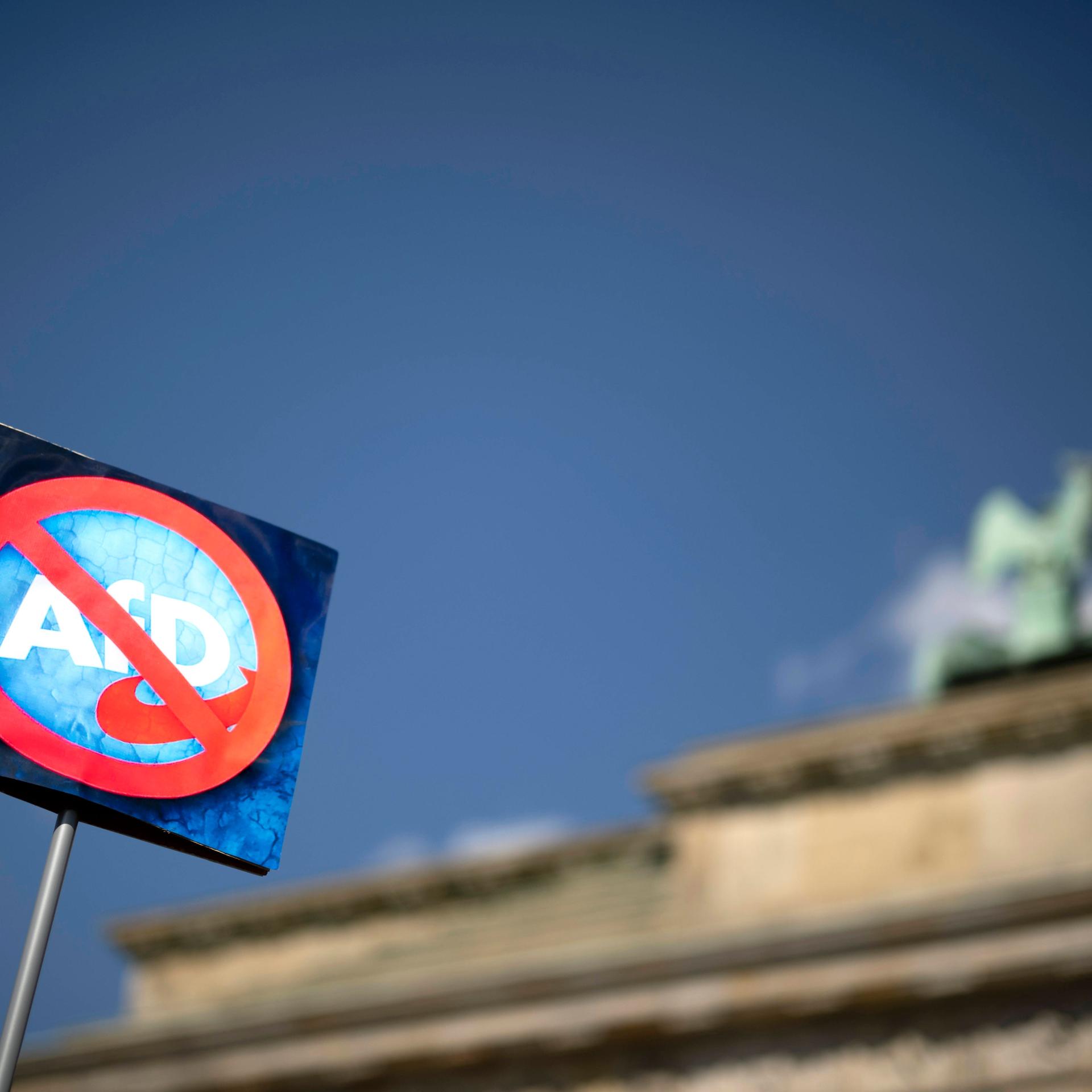 Demonstranten mit Schild "AfD-Verbot Jetzt" bei der Kundgebung und Demonstation vom Bündnis Gemeinsam Gegen Rechts fuer ein Verbot der Partei AfD Alternative fuer Deutschland
